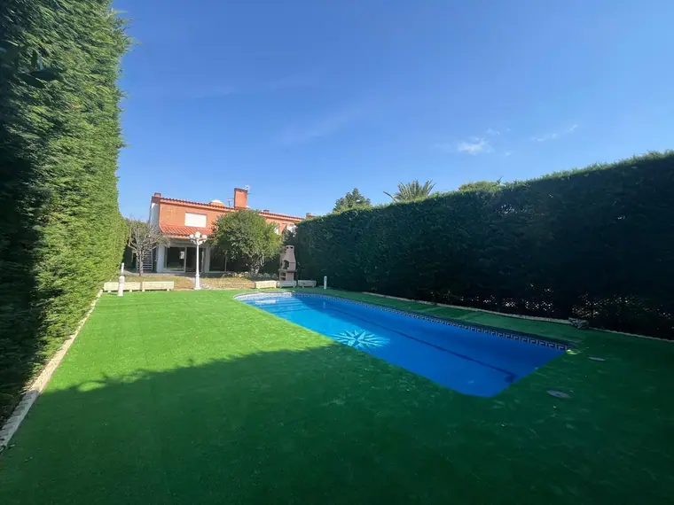 Chalet pareado con piscina privada y vistas a la Sierra en Rivas Urbanizaciones, Rivas-Vaciamadrid